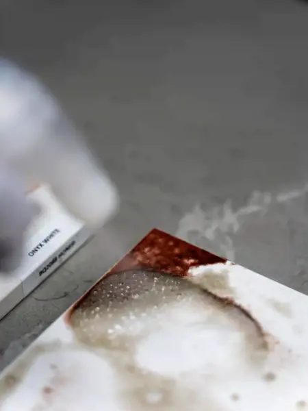 噴灑清潔劑 清潔石英石板材